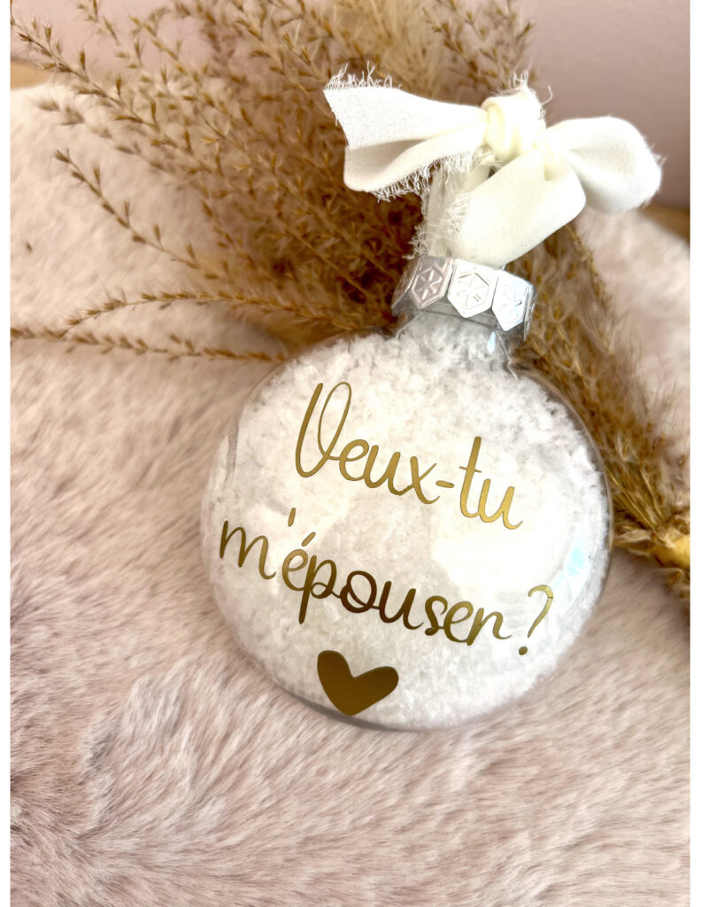 boule de Noël pour une demande en mariage