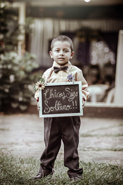 enfant porteur de pancarte cérémonie de mariage